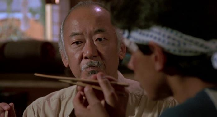 Il mitico maestro Miyagi Pat Morita nel suo ruolo più famoso, maestro Miyagi
