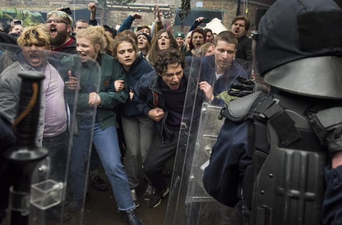 Una scena di proteste del film E domani il mondo intero