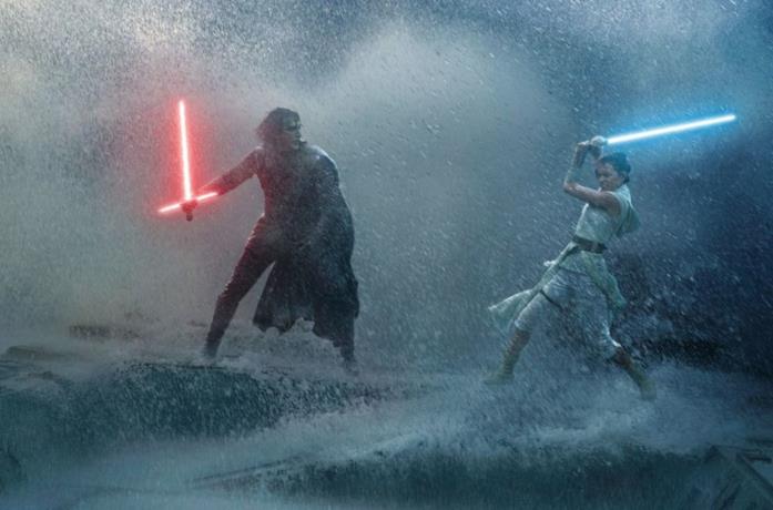Adam Driver e Daisy Ridley in una scena di Star Wars: L'ascesa di Skywalker