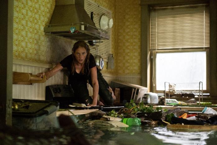Kaya Scodelario in Crawl Kaya Scodelario si mette in salvo in una cucina allagata in Crawl