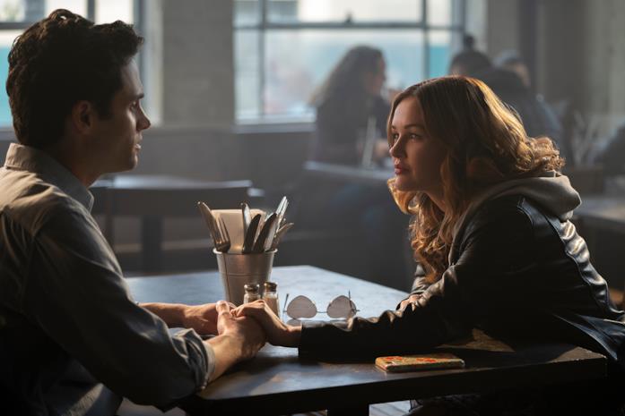 You 2: le prime foto ufficiali della nuova stagione You 2, scena con Joe e Candace