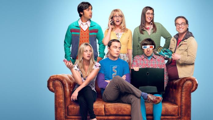 Il cast di The Big Bang Theory Il cast di The Big Bang Theory attorno a un divano