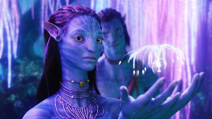 Zoe Saldana e Sam Worthington in una scena di Avatar (2009)