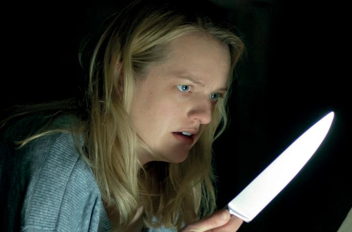 Elisabeth Moss spaventata brandisce un coltello