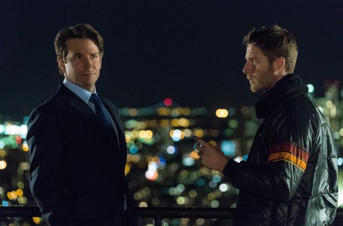 Bradley Cooper e Jake McDorman in una scena della serie Limitless