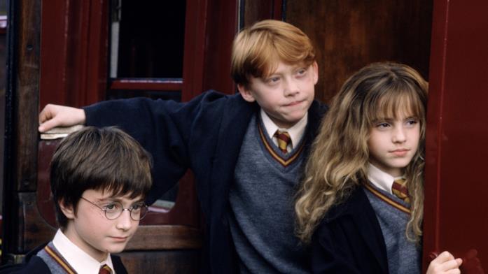 Harry Potter (Daniel Radcliffe), Ron Weasley (Rupert Grint), Hermione Granger (Emma Watson) Harry Potter, Ron ed Hermione prima di salire sull'Hogwarts Express in Harry Potter e la Pietra Filosofale