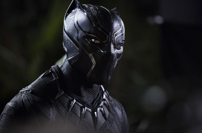 Chadwick Boseman in una scena del film Black Panther