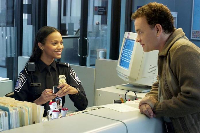 Zoe Saldana e Tom Hanks in The Terminal Viktor porta i messaggi d'amore di Enrique all'agente Torres