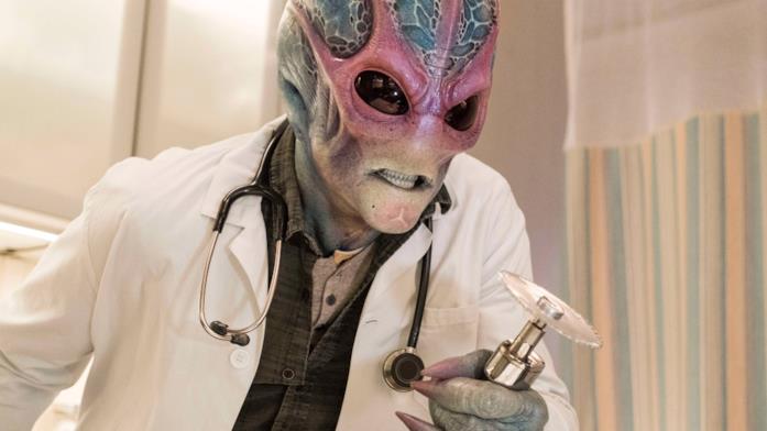 Il protagonista di Resident Alien Alan Tudyk e il costume da alieno in Resident Alien