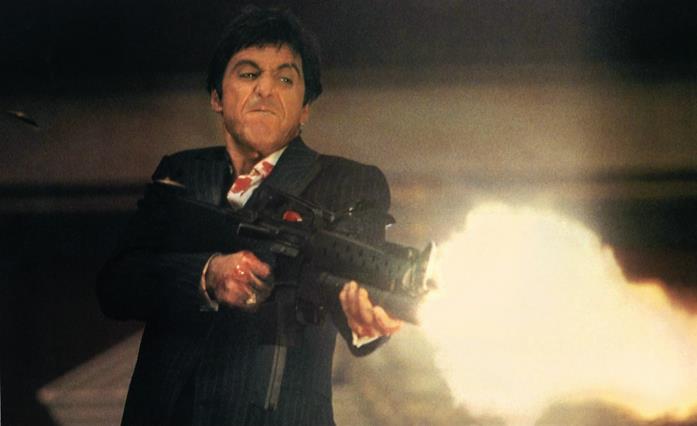 Una scena di Scarface Tony (Al Pacino) spara in una scena di Scarface