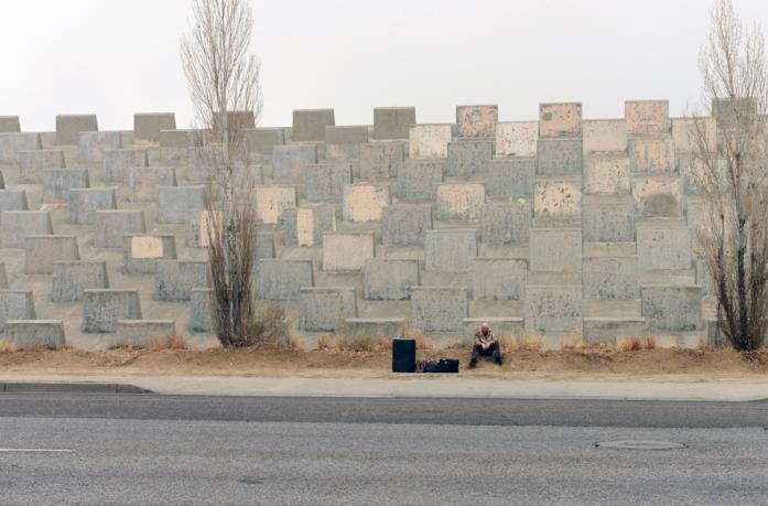 Walt ad Albuquerque, attende "il bus" Walter White seduto alla base di un muro di Albuquerque