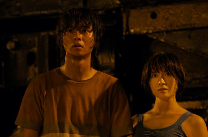 Kento Yamazaki e Tao Tsuchiya in un episodio di Alice in Borderland