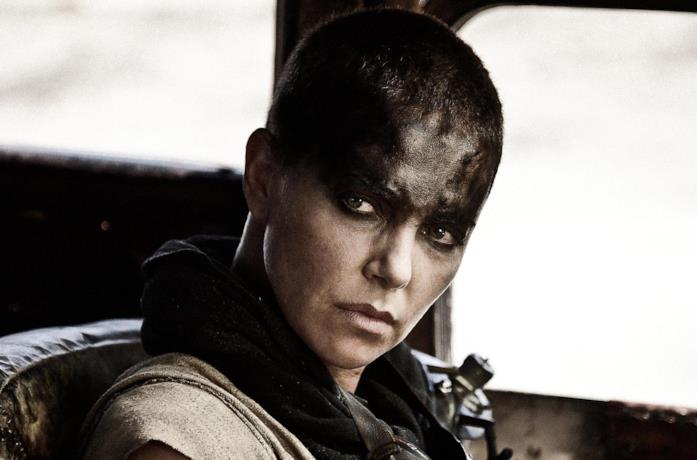 Charlize Theron è Furiosa in una scena del film Mad Max: Fury Road