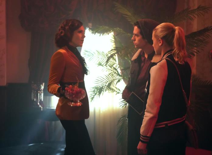 Betty e Jughead si confrontano con Penelope Blossom Una scena dell'episodio 3x11 di Riverdale
