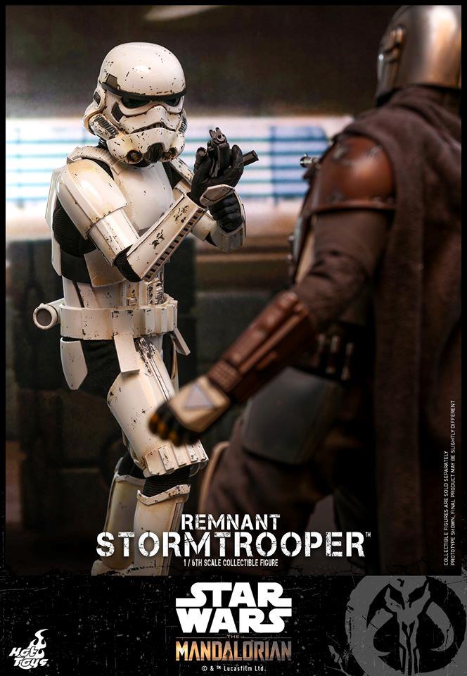 L'action figure di Stormtrooper in posa mentre combatte Stormtrooper nuova action figure di Hot Toys che combatte in The Mandalorian