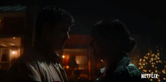 Otis e Maeve sono uno di fronte all'altra in Sex Education 3 Il quasi-bacio tra Otis e Maeve