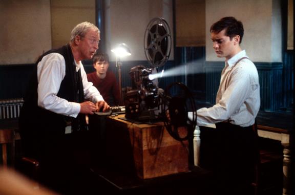 Michael Caine e Tobey Maguire in una scena del film Le regole della casa del sidro