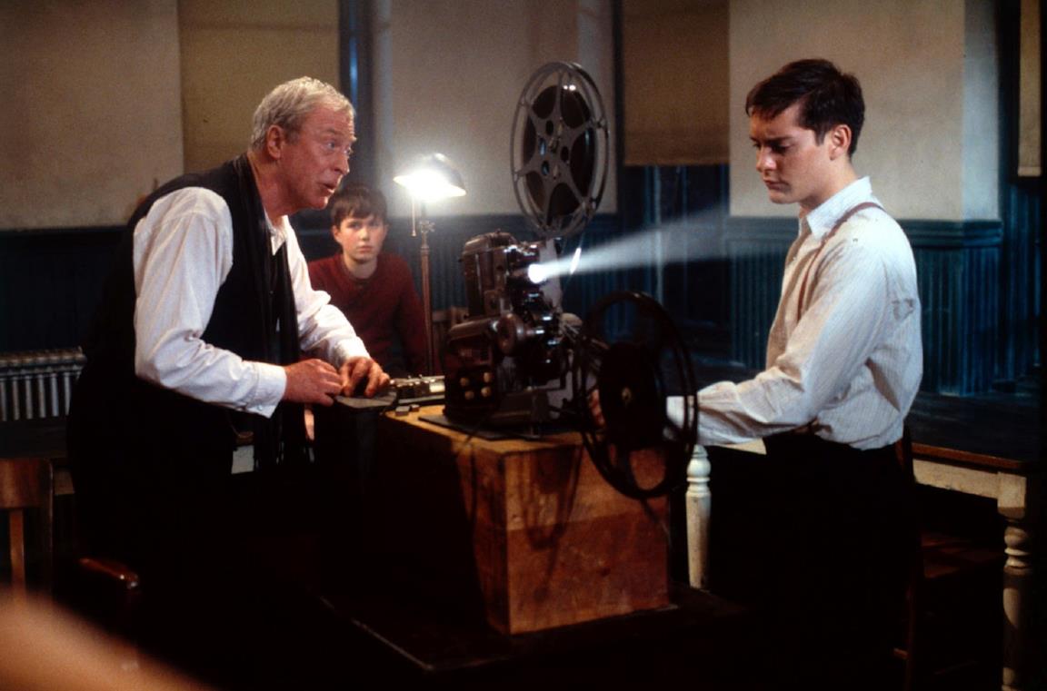 Michael Caine e Tobey Maguire in una scena del film Le regole della casa del sidro