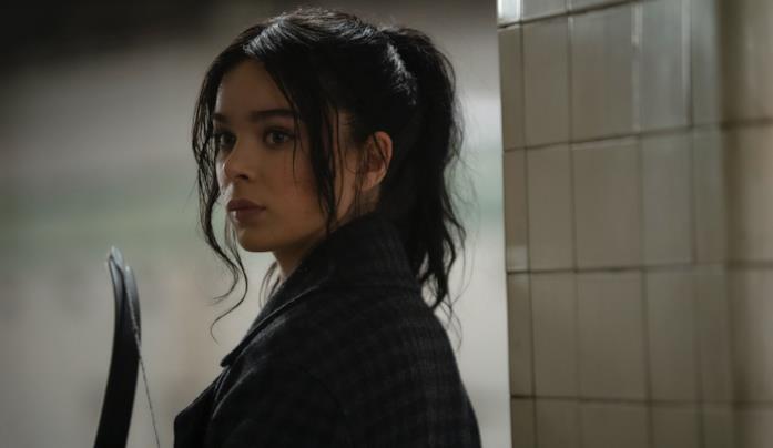 La recensione di Hawkeye Kate Bishop con l'arco in mano
