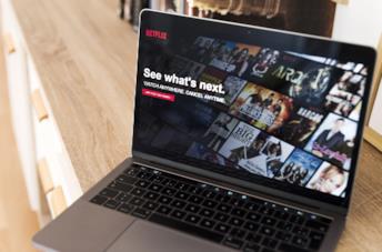 La schermata principale di Netflix sul display di un MacBook