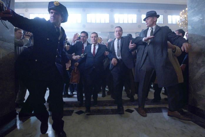 Al Pacino e Robert De Niro mentre si fanno spazio tra la folla, in una scena del film The Irishman