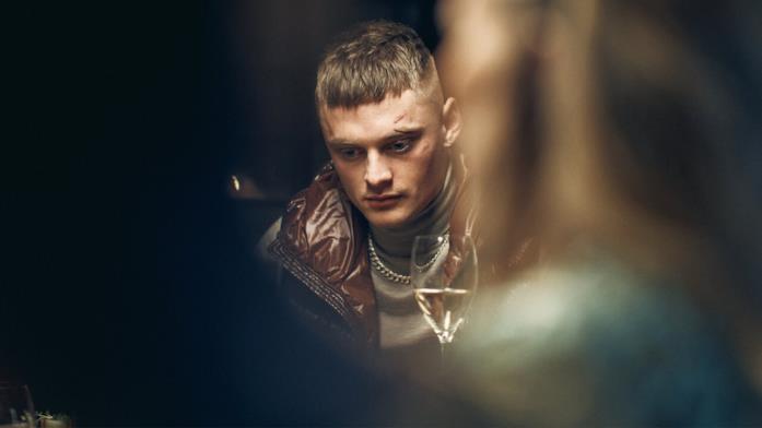 Forever Rich - Storia di un rapper, cosa devi sapere sul primo Original Netflix olandese Jonas Smulders in una scena del film Forever Rich - Storia di un rapper