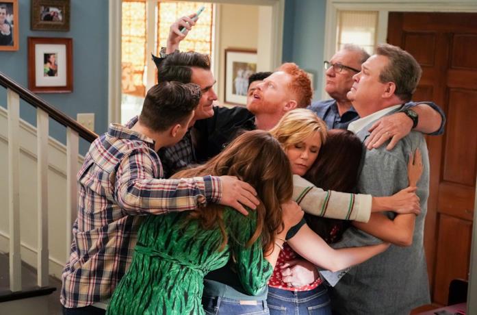 Una scena tratta dall'ultima puntata della serie TV Modern Family La famiglia si scambia un ultimo caloroso abbraccio