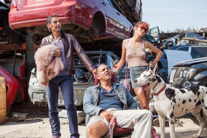 Il terzetto di criminali di Jesus Rolls – Quintana è Tornato! John Turturro, Bobby Cannavale e Audrey Tatou in una discarica con un alano