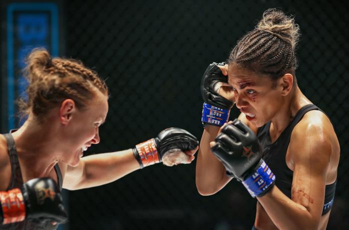 Valentina Shevchenko e Halle Berry in una scena di Bruised - Lottare per vivere