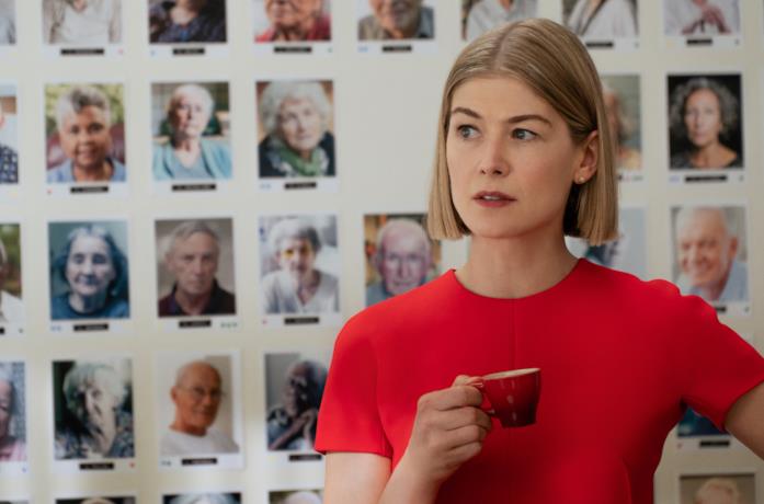 Rosamund Pike beve un caffè