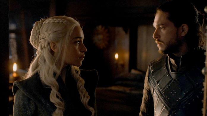 Jon e Daenerys hanno ceduto all'amore Jon e Daenerys si guardano con amore