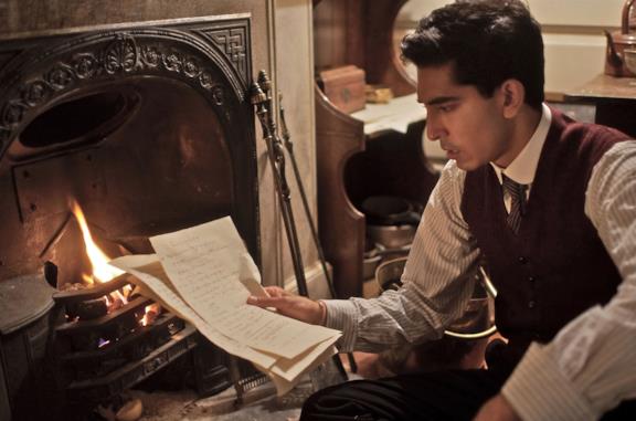 Jeremy Irons e Dev Patel nel film L'uomo che vide l'infinito