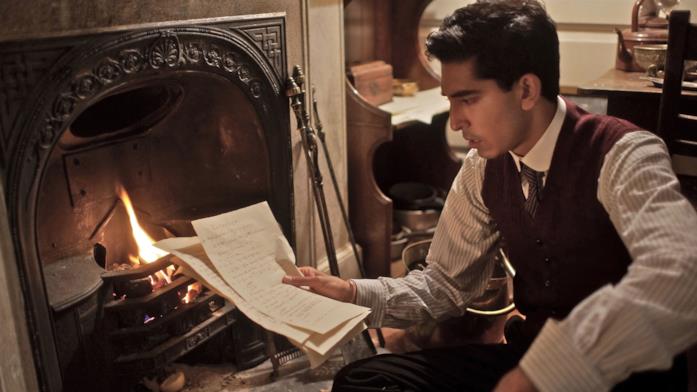 Jeremy Irons e Dev Patel nel film L'uomo che vide l'infinito