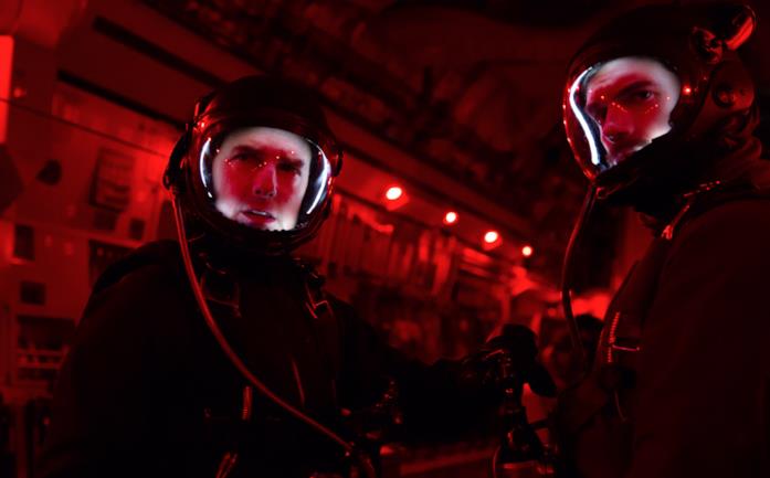Mission Impossible - Fallout, l'HALO jump di Tom Cruise Tom Cruise edHenry Cavill in una scena di Mission Impossible - Fallout