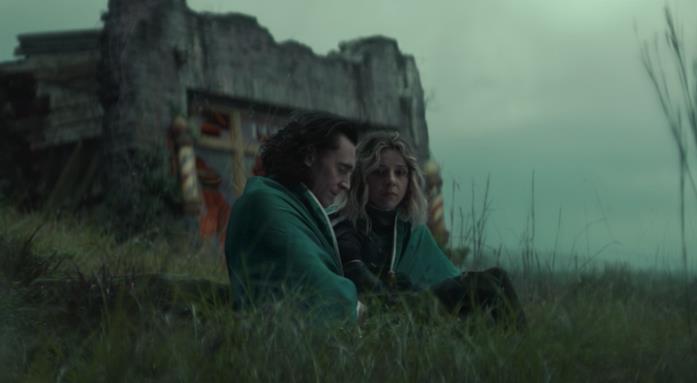 Cosa ne sarà di Loki dopo la serie TV? Loki e Sylvie seduti accanto