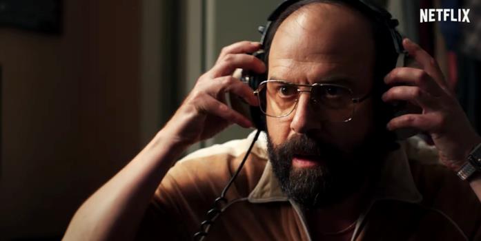 Stranger Things il trailer numero 4 con Murray Bauman Murray Bauman ascolta qualcosa dalle cuffie