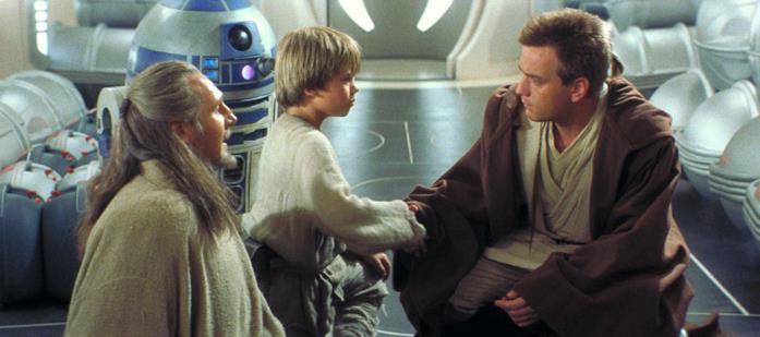 Anakin incontra Qui-Gon Jinn e Obi-Wan Kenobi, il primo passo verso l'addestramento Jedi Jake Lloyd, Liam Neeson ed Ewan McGregor in Star Wars: Episodio I - La minaccia fantasma