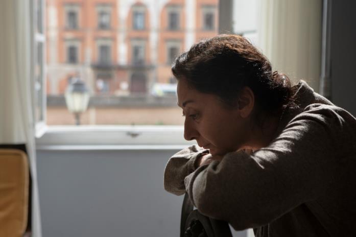 L'amica geniale La mamma di Elena seduta