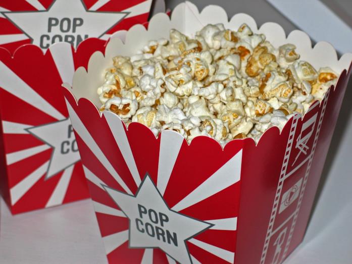 Uno spettatore al cinema con occhiali 3D e pop-corn