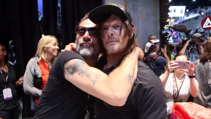 Norman Reedus e Jeffrey Dean Morgan posano scherzosamente per i fan