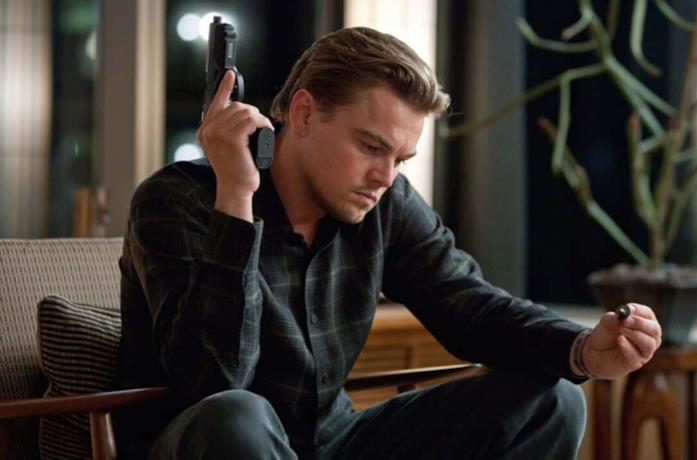 Leonardo DiCaprio seduto su una sedia osserva il suo totem