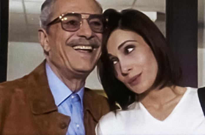 Nino Manfredi e Claudia Koll in una scena della fiction Linda e il brigadiere
