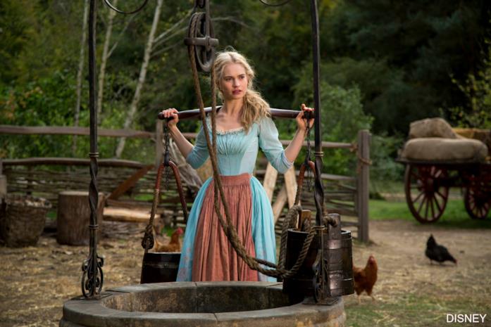 Lily James è Cenerentola nel film di Kenneth Branagh Cenentola vessata dalla matrigna