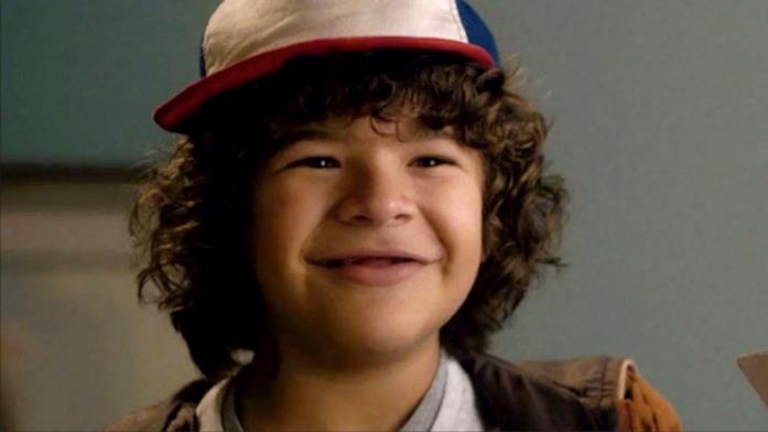 Gaten Matarazzo è il più simpatico del cast di Stranger Things Primo piano di Gaten Matarazzo sorridente col cappello in Stranger Things 1