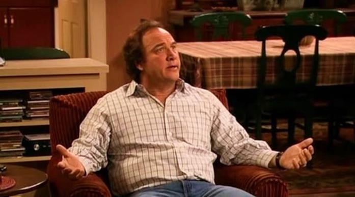 Il protagonista della serie Jim Belushi in una scena de La vita secondo Jim