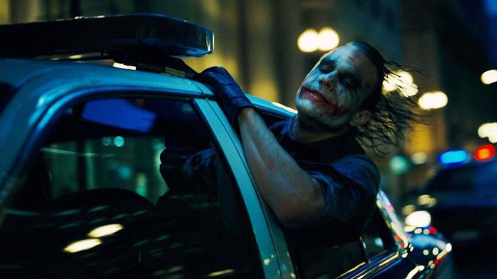 Joker rincorre Batman in una scena de Il cavaliere oscuro Heath Ledger come Joker ne Il cavaliere oscuro