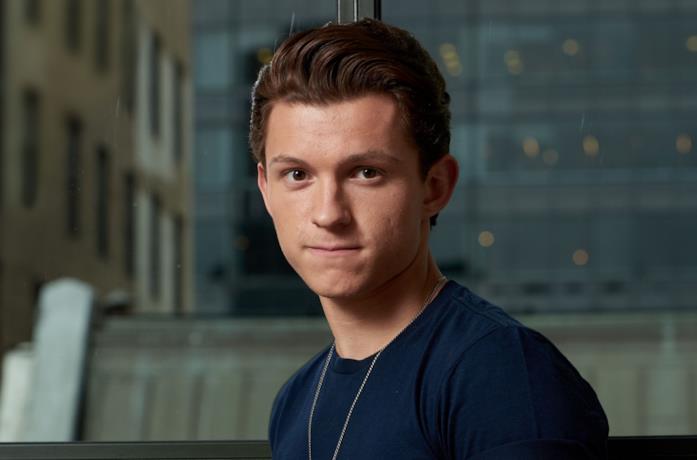 Tom Holland in un'immagine promozionale di Peter Parker