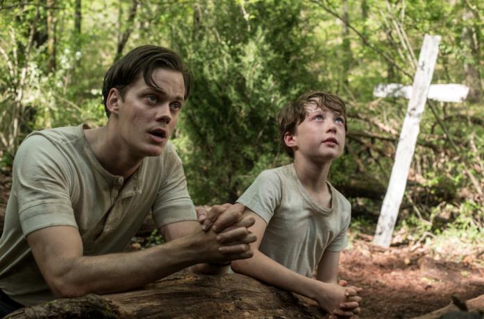 Il protagonista e suo padre pregano nel bosco