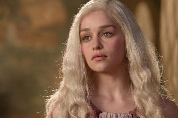 Emilia Clarke rivela: mi facevano pressioni per le scene di nudo in Game of Thrones Emilia Clarke nella prima stagione di Game of Thrones