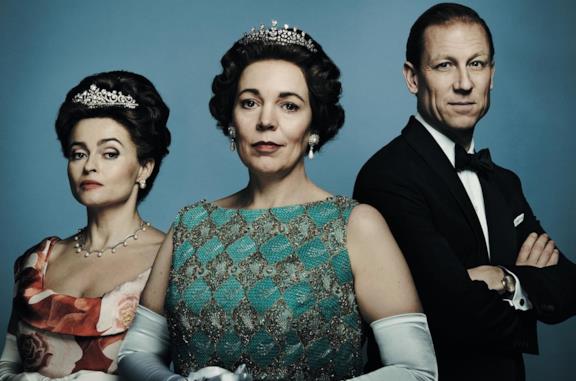 Primo piano di Helena Bonham Carter, Olivia Colman e Tobias Menzies